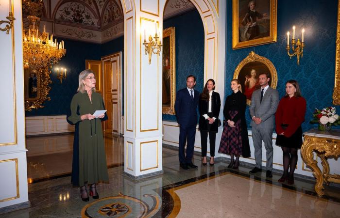 La principessa Caroline mette in risalto la figlia Charlotte Casiraghi nel Salone Blu