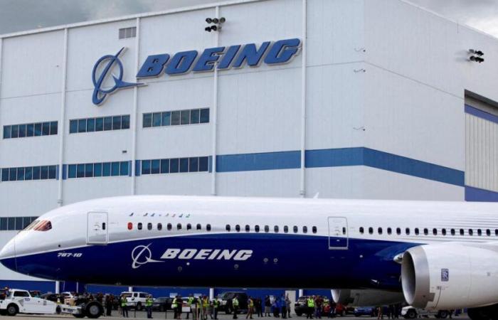 L'azienda produttrice di aerei Boeing avvia il piano di riduzione della forza lavoro, con 2.200 licenziamenti nei suoi siti storici