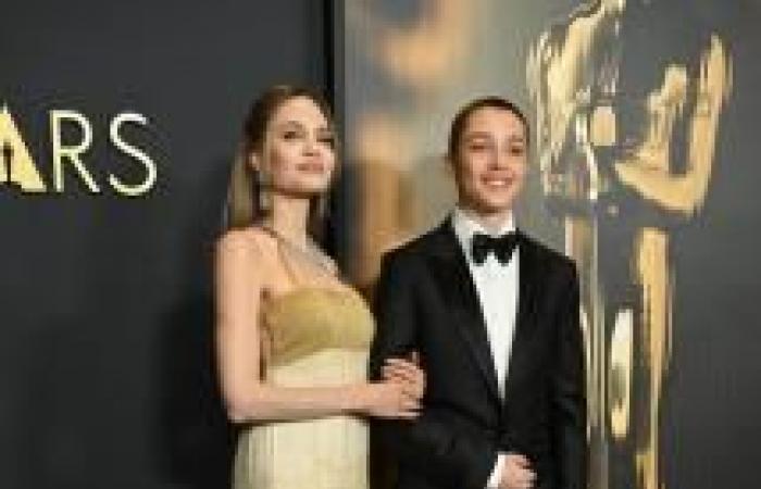 Angelina Jolie stupisce in abito vintage con il figlio Knox ai Governors Awards