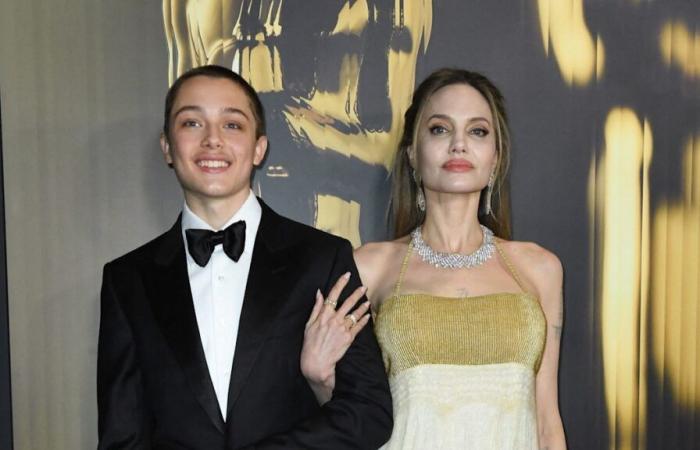 Angelina Jolie e l'imponente figlio Knox rubano la scena con una rarissima apparizione sul tappeto rosso