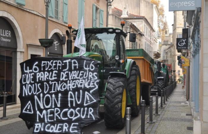 i contadini manifestano e bloccano l'ingresso alla prefettura