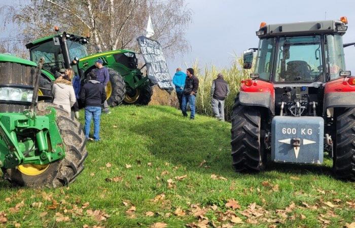 i contadini manifestano e bloccano l'ingresso alla prefettura