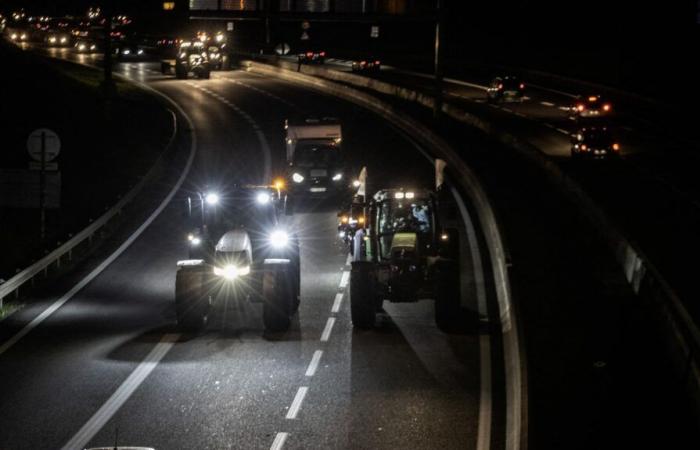 una quindicina di trattori bloccano la N118 nell'Ile-de-France