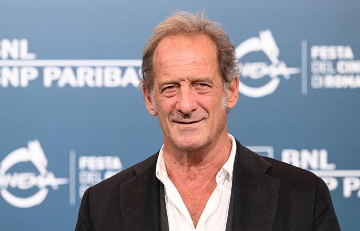 Vincent Lindon è completamente disconnesso… Denitsa si sta godendo la prima uscita con il bambino…