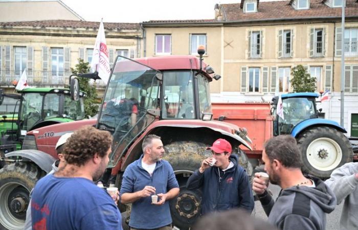 La rabbia degli agricoltori: “Utilizzeremo i mezzi necessari, peccato per le conseguenze”, decine di trattori hanno raggiunto la prefettura del Gers