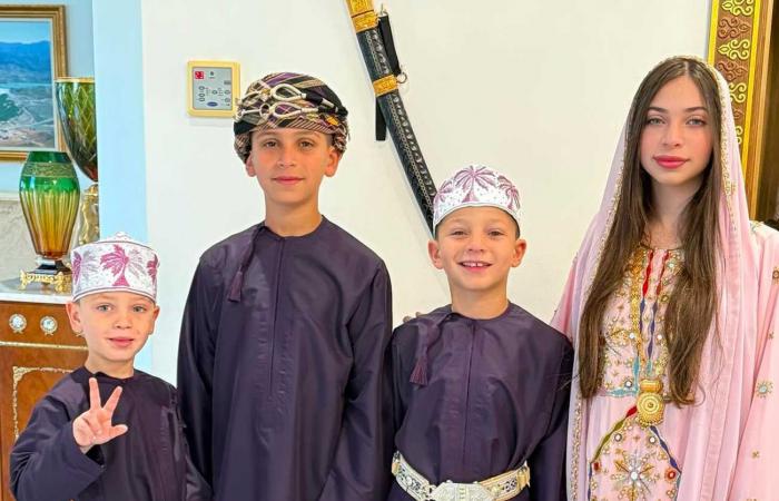 La graziosa giovane principessa Malak dell'Oman in abiti tradizionali con suo padre e i suoi fratelli per la Giornata Nazionale