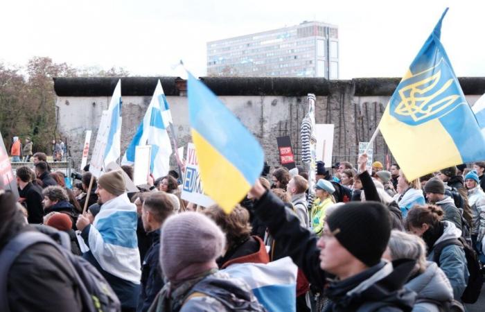 L’opposizione russa in esilio manifesta a Berlino contro Putin e la guerra