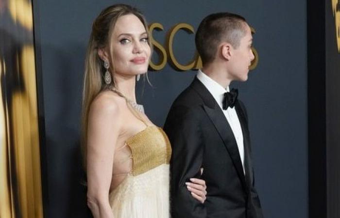 Hollywood News Live Today 18 novembre 2024: Knox, il figlio raramente visto di Angelina Jolie, canalizza il giovane Brad Pitt ai Governors Awards 2024