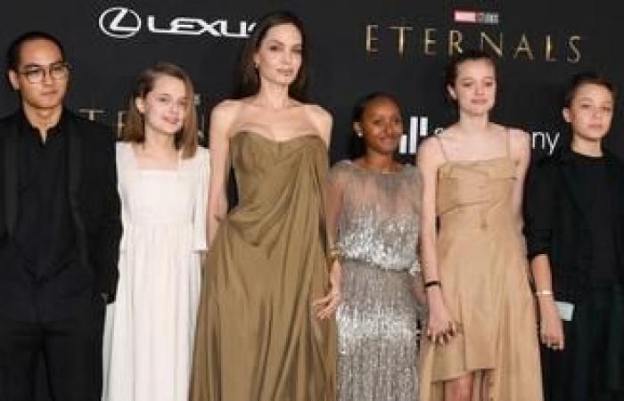 Angelina Jolie posa accanto a suo figlio Knox, segnando la sua prima apparizione pubblica con lui in tre anni