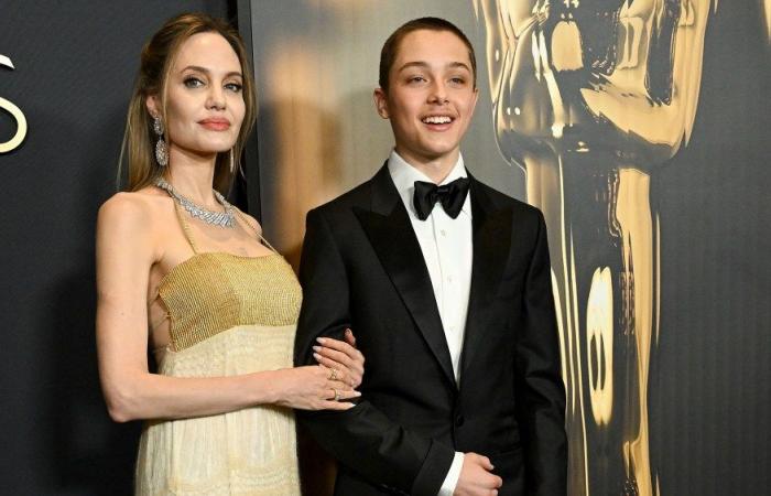 Angelina Jolie stupisce in abito vintage con il figlio Knox ai Governors Awards