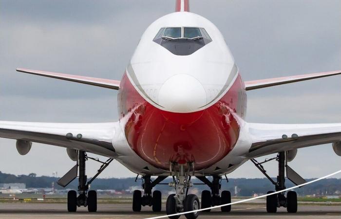 un aereo insolito ferma all'aeroporto di Tolosa