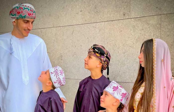 La graziosa giovane principessa Malak dell'Oman in abiti tradizionali con suo padre e i suoi fratelli per la Giornata Nazionale