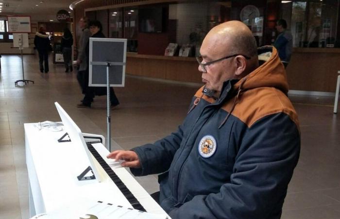 Un pianoforte liberamente accessibile nell’atrio del centro ospedaliero di Pontivy