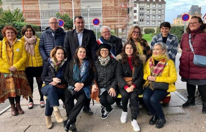 Blonville-sur-Mer. Di fronte al municipio è stata installata una panchina gialla