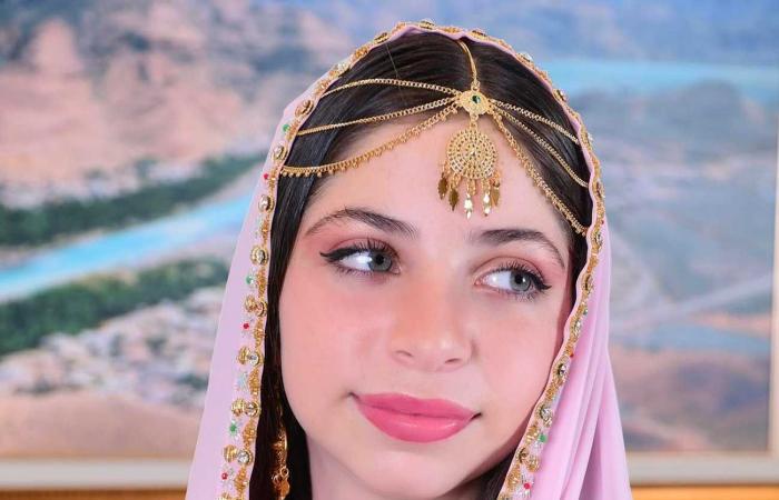 La graziosa giovane principessa Malak dell'Oman in abiti tradizionali con suo padre e i suoi fratelli per la Giornata Nazionale