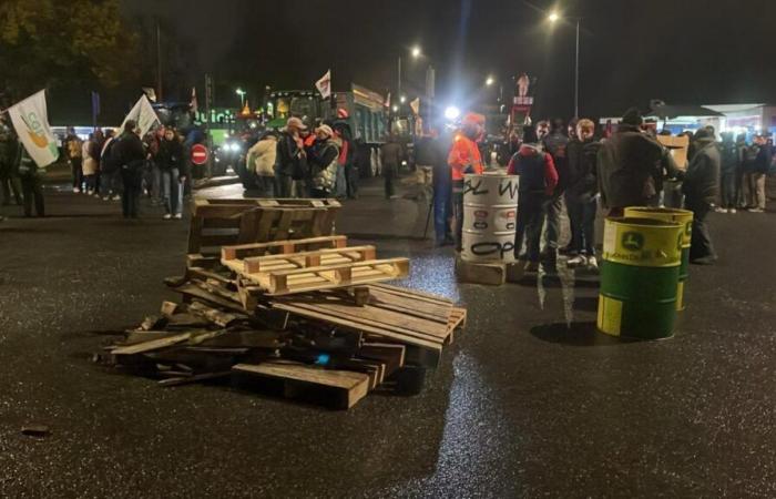 i trattori arrivano al crocevia d'Europa a Troyes