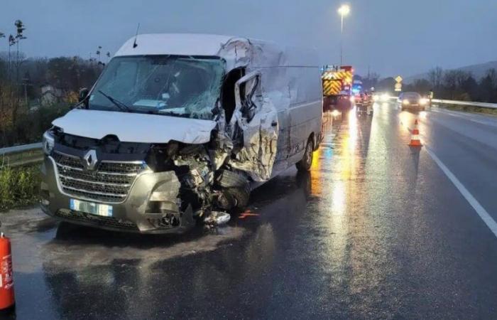 Spettacolare collisione tra un automezzo pesante e un furgone sulla RD 520