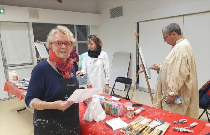 A 90 anni, Josette insegna ancora pittura in questa località della costa bretone