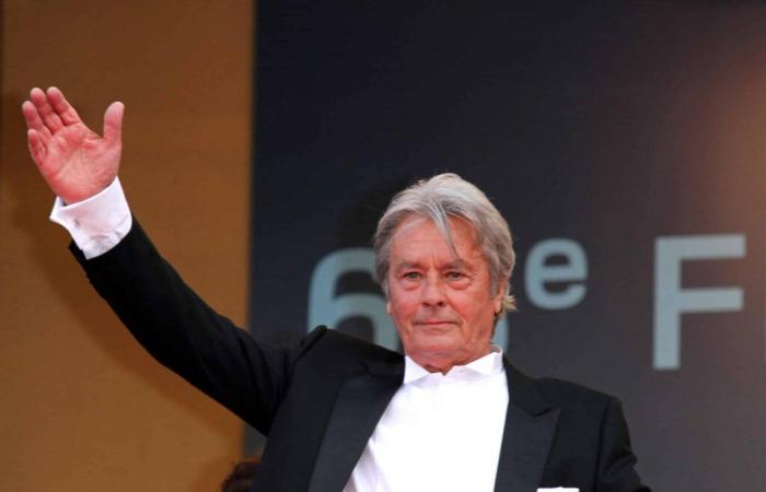 Alain Delon fotografato con “una giovane prostituta”? Atmosfera ultra tesa su un famoso televisore dopo le rivelazioni