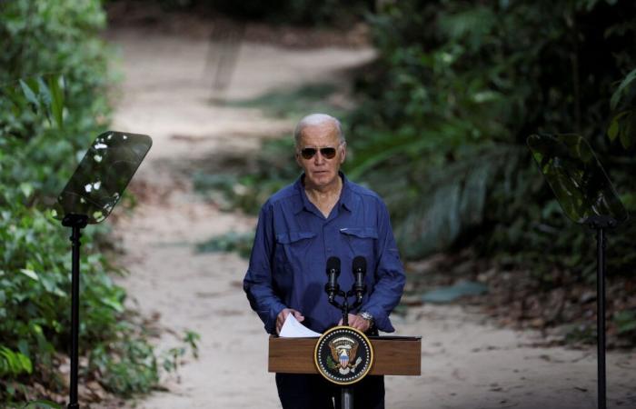 Occhiali da aviatore e ranger, Joe Biden si finge Indiana Jones nella giungla amazzonica