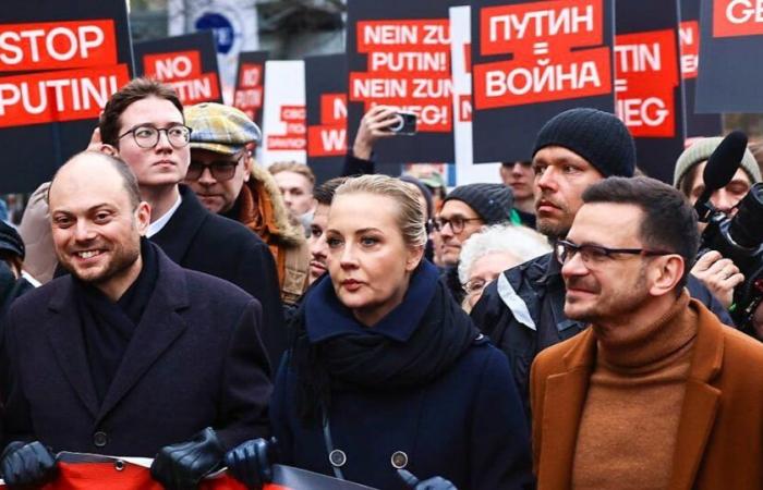 Russia: l’opposizione russa in esilio protesta contro Putin in tutto il mondo