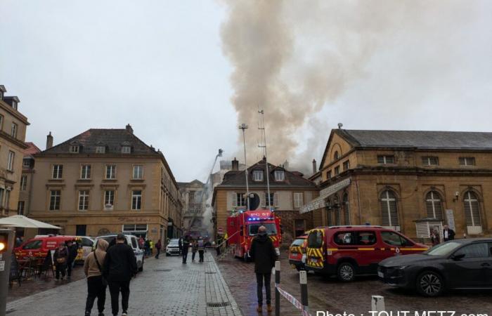 Incendio e nuvola di fumo nel centro di Metz