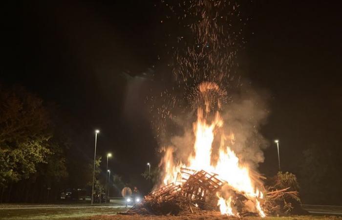 La rabbia degli agricoltori: “Ci è vietato ciò che autorizziamo altrove”, rotatorie in fiamme ai quattro angoli degli Alti Pirenei