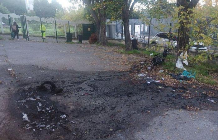 Cortile fatiscente, siringhe, fuga di gas, i genitori bloccano l’accesso alla scuola