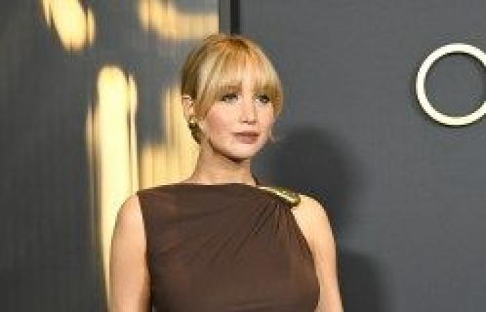 Lo sguardo premaman di Jennifer Lawrence ai Governor's Awards: foto