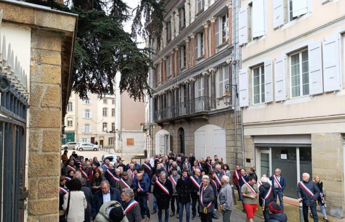 Foix: un centinaio di eletti locali dell'Ariège manifestano contro i tagli alle risorse