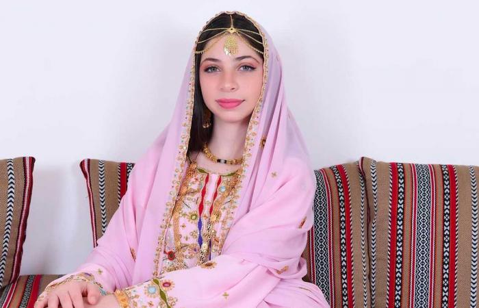 La graziosa giovane principessa Malak dell'Oman in abiti tradizionali con suo padre e i suoi fratelli per la Giornata Nazionale