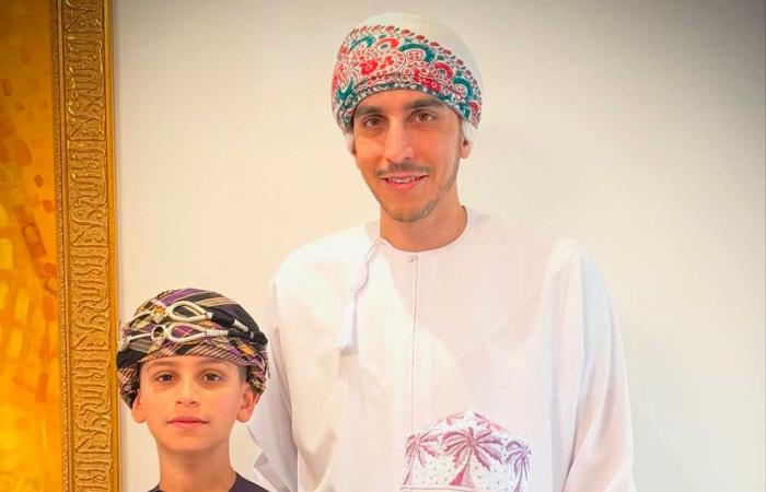 La graziosa giovane principessa Malak dell'Oman in abiti tradizionali con suo padre e i suoi fratelli per la Giornata Nazionale