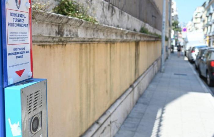 Un uomo tiene in ostaggio una donna in uno scantinato a Nizza e si suicida all'arrivo della polizia