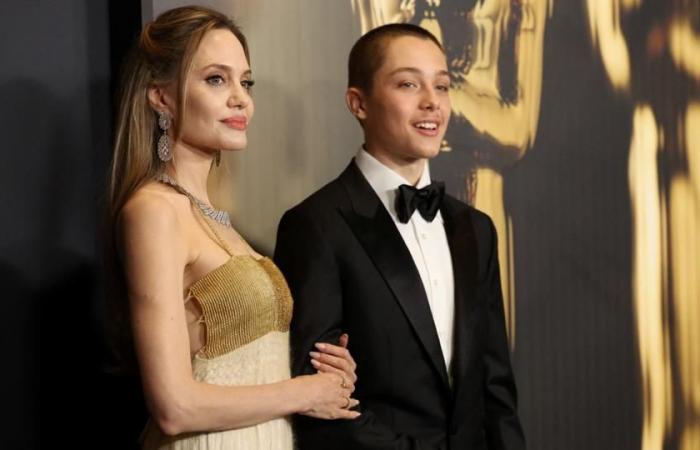 Angelina Jolie posa accanto a suo figlio Knox, segnando la sua prima apparizione pubblica con lui in tre anni