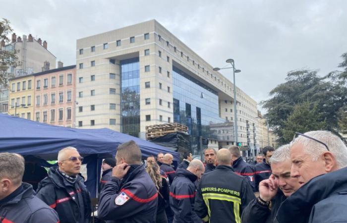 un campo di fronte alla metropoli di Lione per più posizioni e risorse