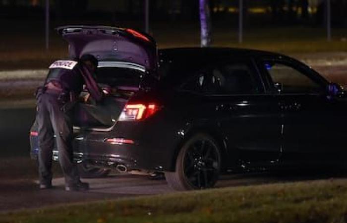 [EN IMAGES] Montreal: un automobilista si è fermato grazie ad un tappetino chiodato sulla Highway 40