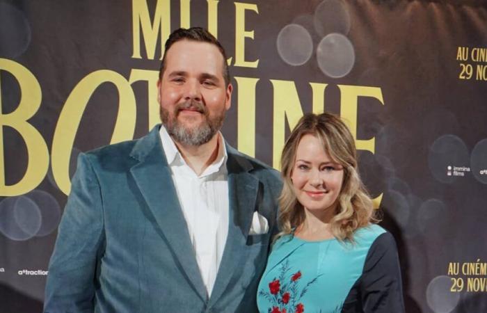 [PHOTOS] Antoine Bertrand e Catherine-Anne Toupin brillano sul tappeto rosso alla première di Montreal del film “Mlle Bottine”