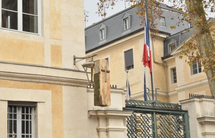 i contadini manifestano e bloccano l'ingresso alla prefettura