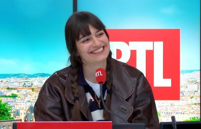 OSPITE RTL – Clara Luciani: “Essere ipermodesta ed esibizionista, questo sorprende me stessa”