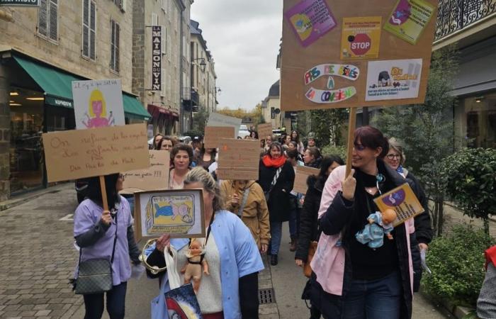 assistenti all'infanzia in strada per denunciare le loro pessime condizioni di lavoro