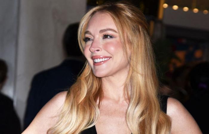 Lindsay Lohan (38 anni) stupisce con la scollatura fino all'ombelico, svela le mutandine in un abito trasparente