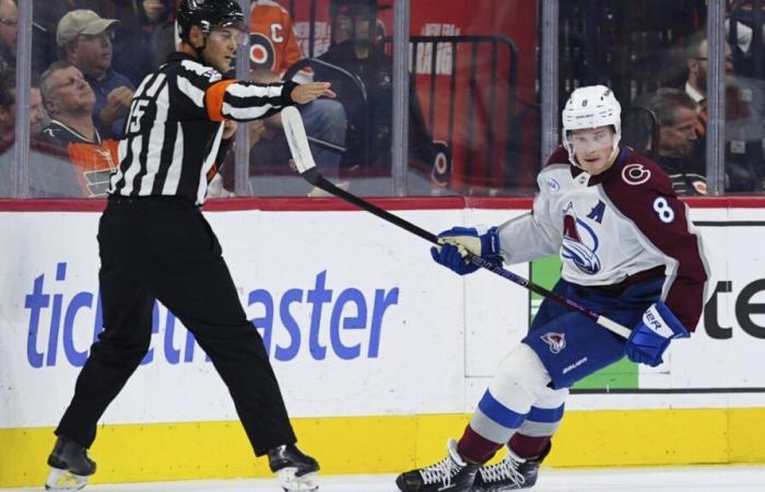 Makar segna 2 gol per sollevare il Colorado oltre i Flyers 3-2 in una partita segnata da un arbitro infortunato