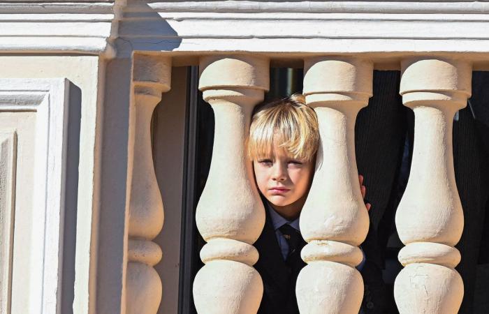 La principessa Carolina nonna felice con i suoi sette nipoti sul balcone del palazzo principesco