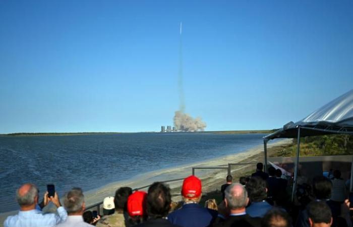 SpaceX non riesce a ripetere la cattura del booster dell'astronave mentre Trump guarda