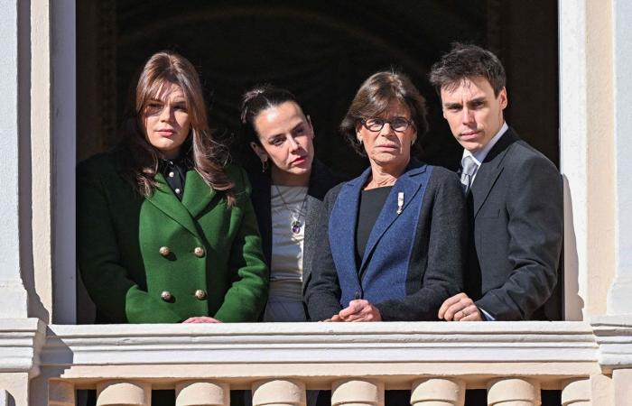 La principessa Carolina nonna felice con i suoi sette nipoti sul balcone del palazzo principesco