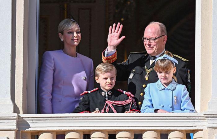 La principessa Carolina nonna felice con i suoi sette nipoti sul balcone del palazzo principesco