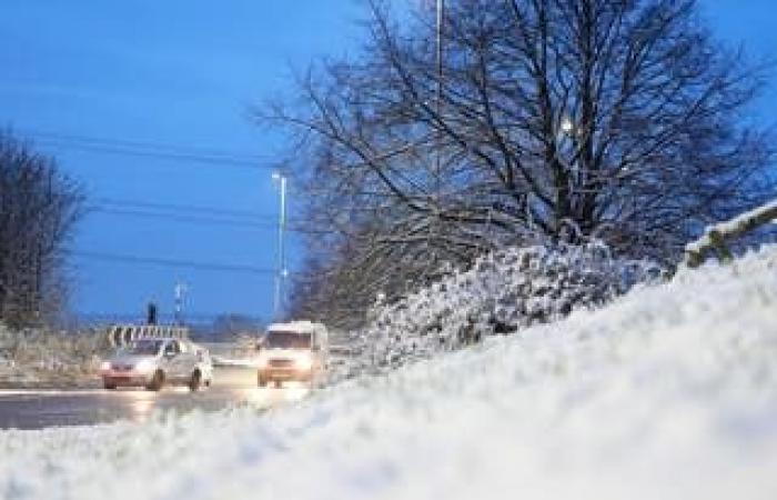 Meteo nel Regno Unito in tempo reale: il caos nei viaggi e la chiusura delle scuole aumentano mentre si prevede che cadano fino a 15 cm di neve in più