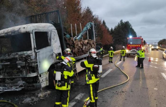 Dubbi. Un automezzo pesante che trasporta legna da ardere sulla RN 57 a Étalans