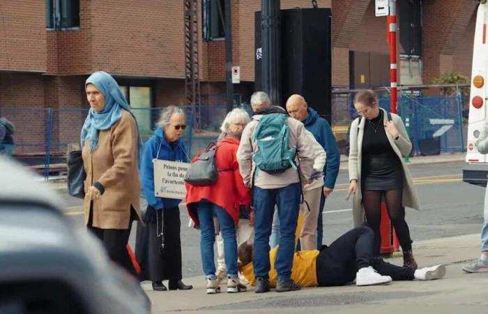 I francesi testano in modo molto violento se gli abitanti del Quebec “hanno buon cuore”.