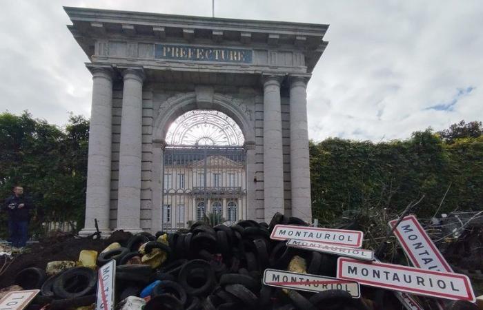 La rabbia degli agricoltori: rifiuti scaricati davanti alla prefettura di Agen in tutta calma